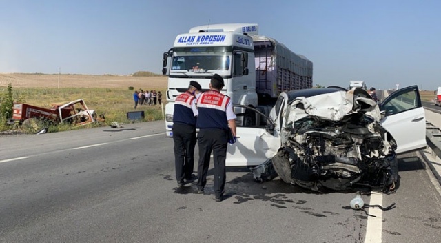 Otomobilin çarptığı traktör ikiye bölündü: 1 ölü, 3 yaralı