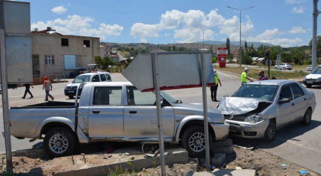 Otomobille, kamyonet çarpıştı: 8 Yaralı Otomobille, kamyonet çarpıştı: 8 Yaralı