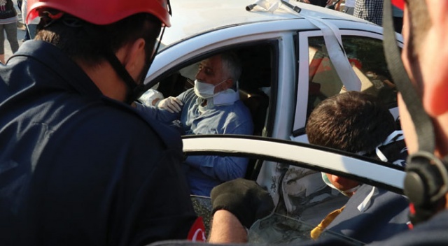 Otomobiller çarpıştı, araçta sıkışan sürücüyü itfaiye kurtardı Otomobiller çarpıştı, araçta sıkışan sürücüyü itfaiye kurtardı