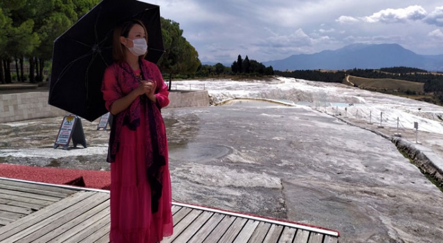 Pamukkale'yi gezmeye gelen Çinli turist, seferler durunca 3 ay Türkiye'de kaldı