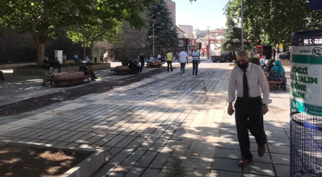 Para cezasını duydular, maskesiz çıkmadılar Para cezasını duydular, maskesiz çıkmadılar