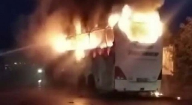 Park halindeki yolcu otobüsü alev alev yandı