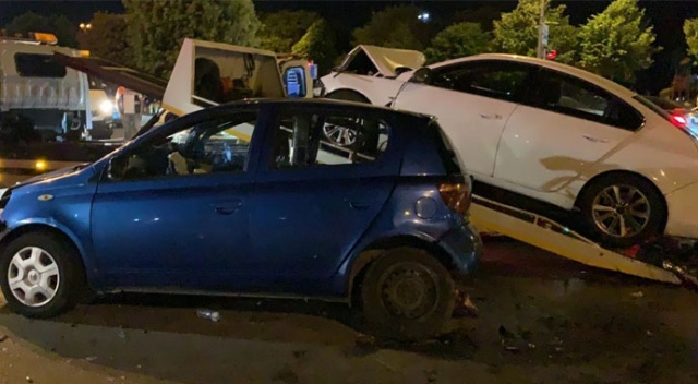 Pendik'te otomobiller çarpıştı: 4 yaralı Pendik'te otomobiller çarpıştı: 4 yaralı