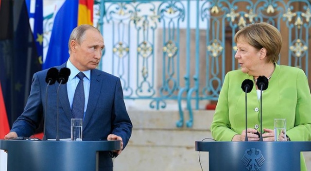 Putin, Merkel ile Libya'daki durumu görüştü Putin, Merkel ile Libya'daki durumu görüştü