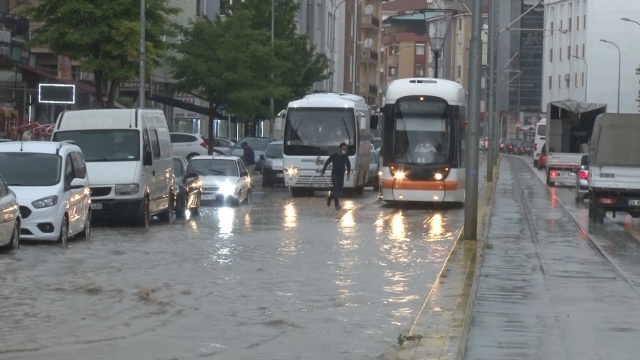 Sağanak yağış hayatı felç etti