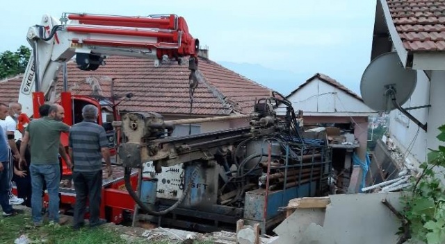 Sakarya’da freni boşalan kamyon eve girdi: 1 ölü, 2 yaralı