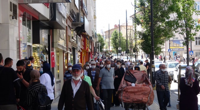 Salgını unuttular, kendilerini dışarı attılar Salgını unuttular, kendilerini dışarı attılar