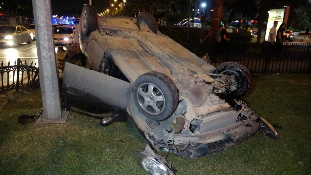 Samsun'da otomobil takla attı Samsun'da otomobil takla attı
