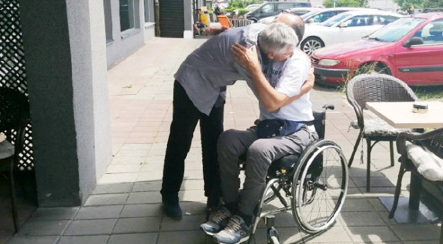 Savaşta hayatını kurtaran adamla 25 yıl sonra buluştu Savaşta hayatını kurtaran adamla 25 yıl sonra buluştu