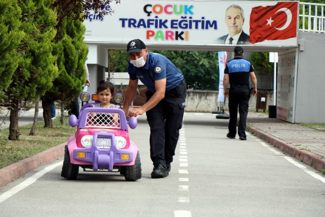 Şehit Arslan’ın minik kızı babasının adını taşıyan ağacı dikti
