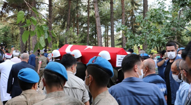 Şehit Piyade Uzman Onbaşı Ömer Kahya, dualarla son yolculuğuna uğurlandı Şehit Piyade Uzman Onbaşı Ömer Kahya, dualarla son yolculuğuna uğurlandı