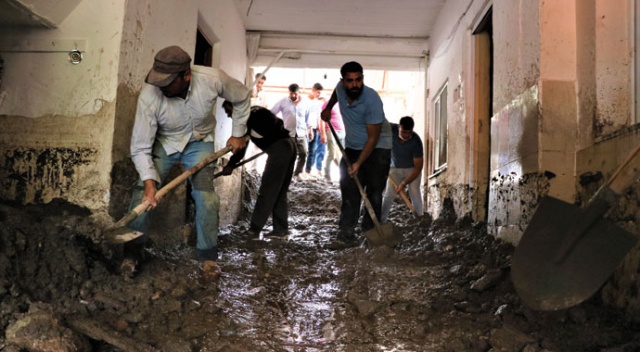 Sel suları Manisa’da mahalleyi yıktı geçti Sel suları Manisa’da mahalleyi yıktı geçti