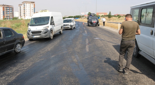 Sıcak hava asfaltı eritti, kayganlaşan yol kazaya neden oldu