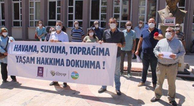 Sosyal mesafe cezası yiyen çevreciler, cezayı tepki göstermek için sosyal mesafeli eylem yaptı