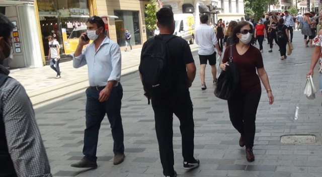 Taksim’de vatandaşlar yine maske ve sosyal mesafe kuralına uymadı