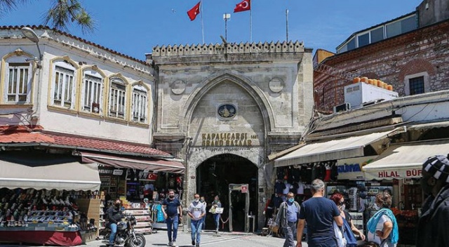 Tarihi Kapalıçarşı esnafı müşterilerini ve turistleri bekliyor Tarihi Kapalıçarşı esnafı müşterilerini ve turistleri bekliyor