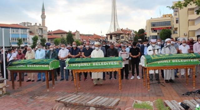 Tatil yolundaki kazada hayatını kaybeden 6 kişilik aile son yolculuğuna uğurlandı Tatil yolundaki kazada hayatını kaybeden 6 kişilik aile son yolculuğuna uğurlandı