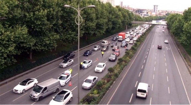 TEM Otoyolu üzerindeki intihar girişimi trafiği felç etti
