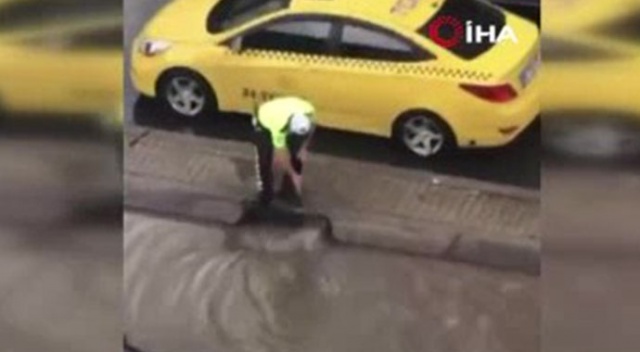 Trafik polisi caddeyi basan suyun tahliyesi için seferber oldu