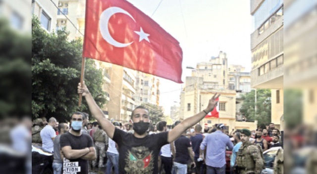 Türkiye'ye hakaret halkı sokağa döktü Türkiye'ye hakaret halkı sokağa döktü