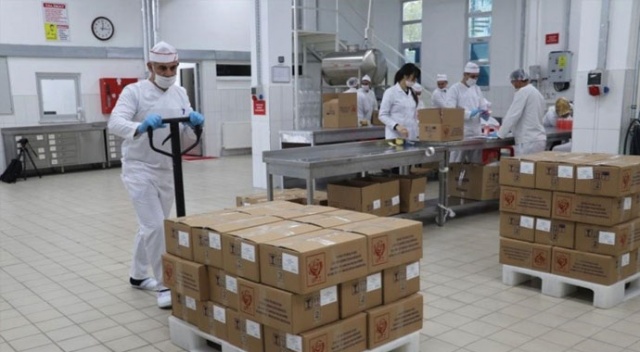 Tutuklu ve hükümlüler 3 ayda 15 milyon maske, 100 ton kolonya üretti