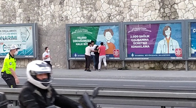 Tuvalet sırasında kavga çıktı, yumruklar tekmeler havada uçuştu Tuvalet sırasında kavga çıktı, yumruklar tekmeler havada uçuştu