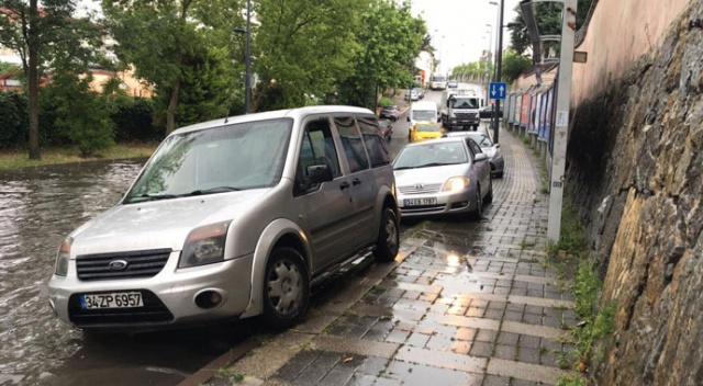 Üsküdar’da sağanak yağış nedeniyle yollar göle döndü, otomobiller kaldırıma çıkarak ilerledi Üsküdar’da sağanak yağış nedeniyle yollar göle döndü, otomobiller kaldırıma çıkarak ilerledi