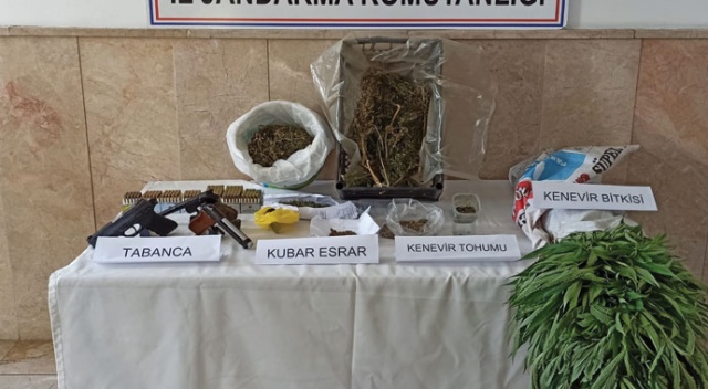 Uyuşturucu tacirlerine köpekli aramada suçüstü