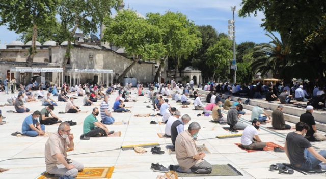 Vatandaşlar cuma namazı için Eyüpsultan’a koştu