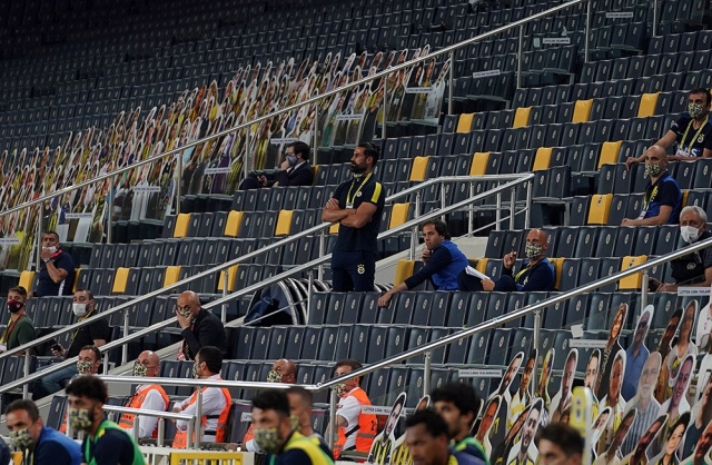 Volkan Demirel maçı ayakta takip etti