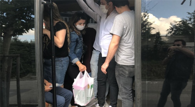 Yasağa rağmen minibüste 25 yolcu Yasağa rağmen minibüste 25 yolcu