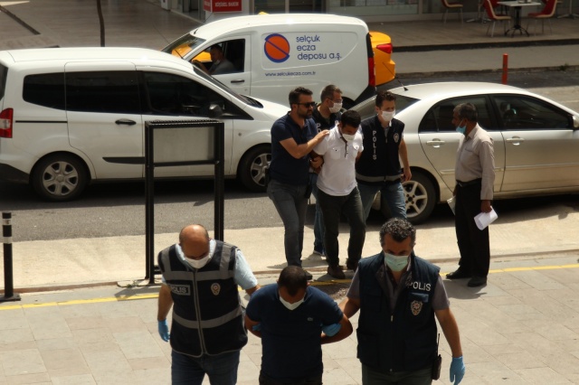 Yaşlı kadına dehşeti yaşatan gaspçılar tutuklandı Yaşlı kadına dehşeti yaşatan gaspçılar tutuklandı