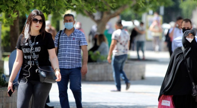 Yaşlılar yüzüne gençler bileğine ve kulağına takıyor