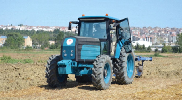 Yerli elektrikli traktör tarlaya iniyor
