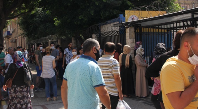 YKS&#039;de veliler sosyal mesafe kurallarını hiçe saydı