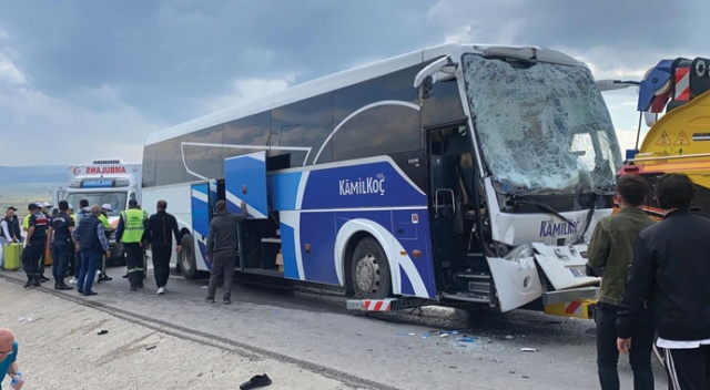 Yolcu otobüsü çekiciye çarptı: 12 yaralı Yolcu otobüsü çekiciye çarptı: 12 yaralı