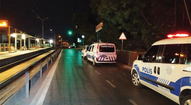 Yolda yürüyen adama çarptıktan sonra aracı bırakıp kaçtılar Yolda yürüyen adama çarptıktan sonra aracı bırakıp kaçtılar