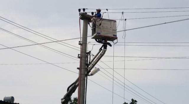 Yüksek gerilim hattı koptu, dükkanlarda elektrik panoları ve makineler yandı