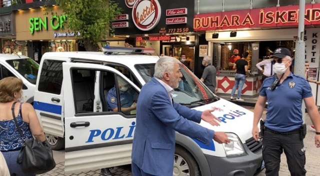 Yüzünde olması gereken maskeyi elinde taşıdığı yetmedi polise tepki gösterdi