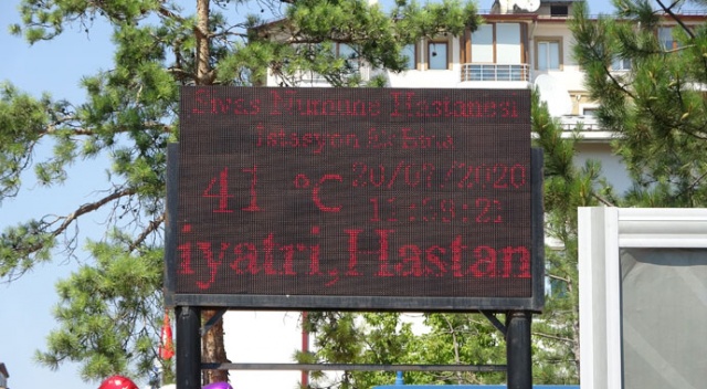 41 dereceyi bulan sıcakta, kaldırımda yumurta pişirme denemesi