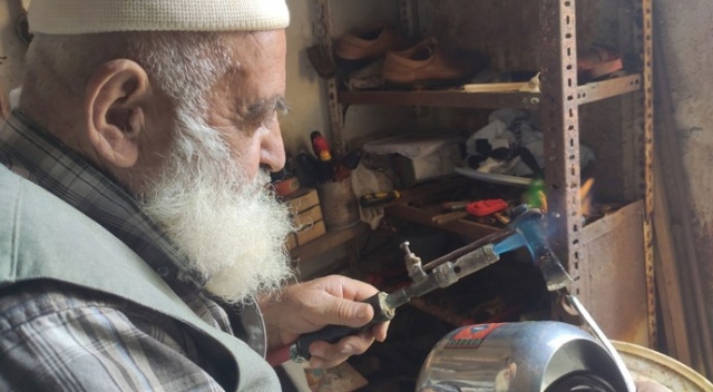5 metrekarelik dükkanında 40 yıldır yaptığı mesleğini ilk günkü aşkla devam ediyor