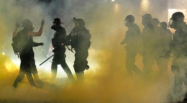 ABD'nin Portland kentinde protestocular mahkeme binasını ateşe verdi ABD'nin Portland kentinde protestocular mahkeme binasını ateşe verdi