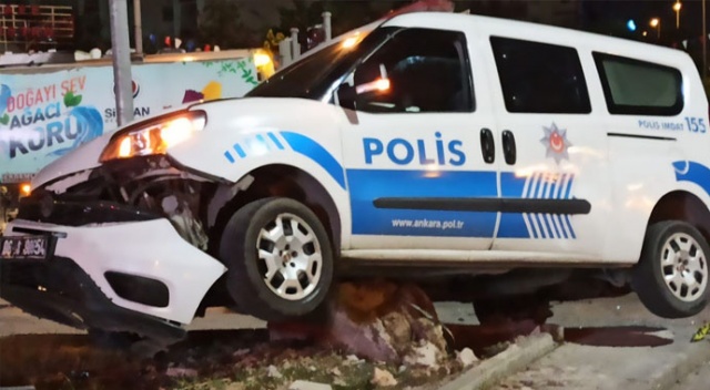 Ankara&#039;da polis aracıyla otomobil çarpıştı: 1 polis yaralı