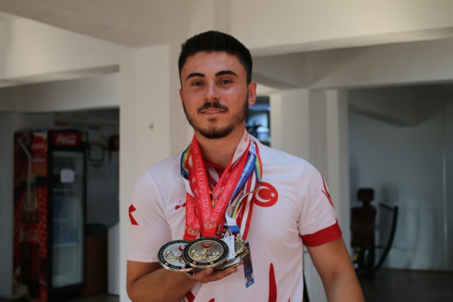 Annesinin 80 liralık pazar parasıyla spor salonuna yazıldı, dünya 4.'sü oldu