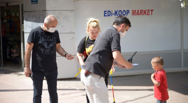 Annesinin sokak ortasında dövdüğü çocuğun imdadına vatandaşlar koştu