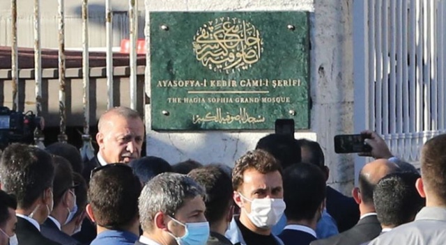 Ayasofya Camisi'ne 'Ayasofya-i Kebir Cami-i Şerifi' tabelası asıldı