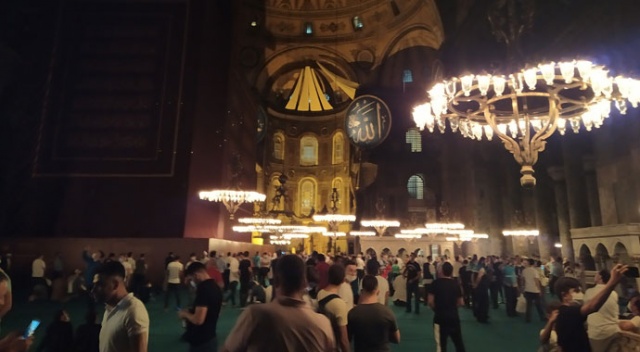 Ayasofya-i Kebir Cami-i Şerifi açılışının ikinci gecesinde de yoğunluk sürüyor