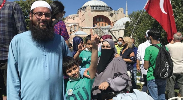 Ayasofya-i Kebir Cami-i Şerifi'nde namaz kılmak için ailesiyle Keşmir'den geldi Ayasofya-i Kebir Cami-i Şerifi'nde namaz kılmak için ailesiyle Keşmir'den geldi