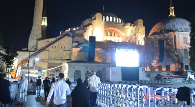 Ayasofya-i Kebir Cami-i Şerifi'nde yoğunluk gece yarısı da devam ediyor Ayasofya-i Kebir Cami-i Şerifi'nde yoğunluk gece yarısı da devam ediyor