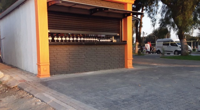 Büfe önünde oturan 3 kişi silahlı saldırı Büfe önünde oturan 3 kişi silahlı saldırı